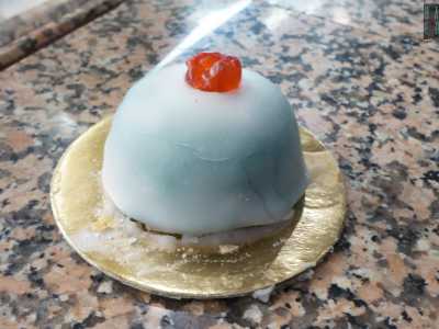 Con il suo caratteristico colore verde chiaro e la classica amarena rossa sulla sommit�, la cassata � tipica della tradizione siciliana. A base di ricotta di pecora, pan di Spagna, pasta reale, frutta candita e glassa di zucchero, deve il suo nome al latino caseum (ovvero il �formaggio�, ingrediente chiave della farcitura) e all�arabo qas�at, cio� �bacinella�, data la sua forma a coppa rovesciata